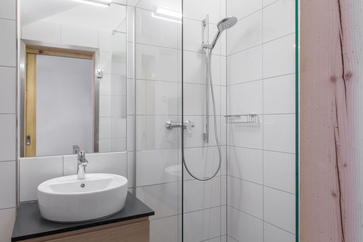Duschbad mit bodengleicher Dusche und Waschbecken