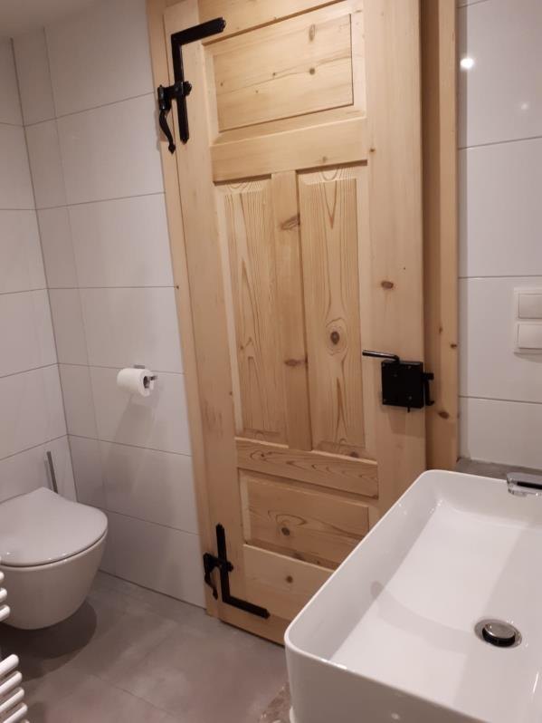 Bad mit WC, Waschbecken und alter Holztür