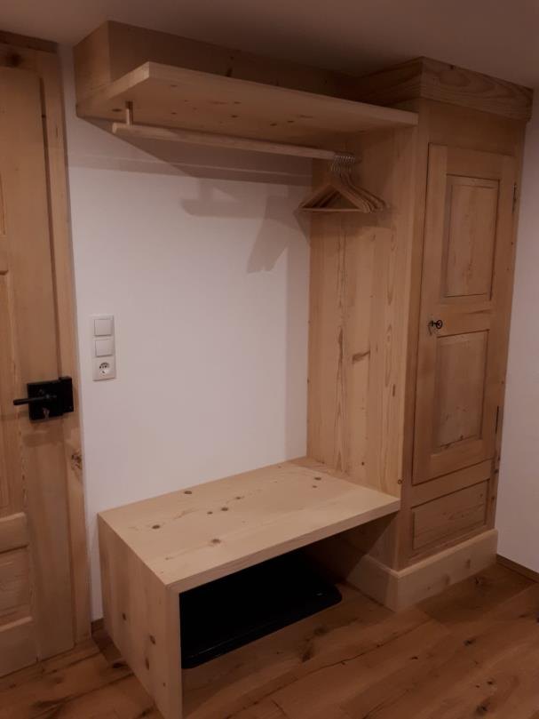 Garderobe mit Hakenleiste, Ablage und Sitzbank aus hellem Holz