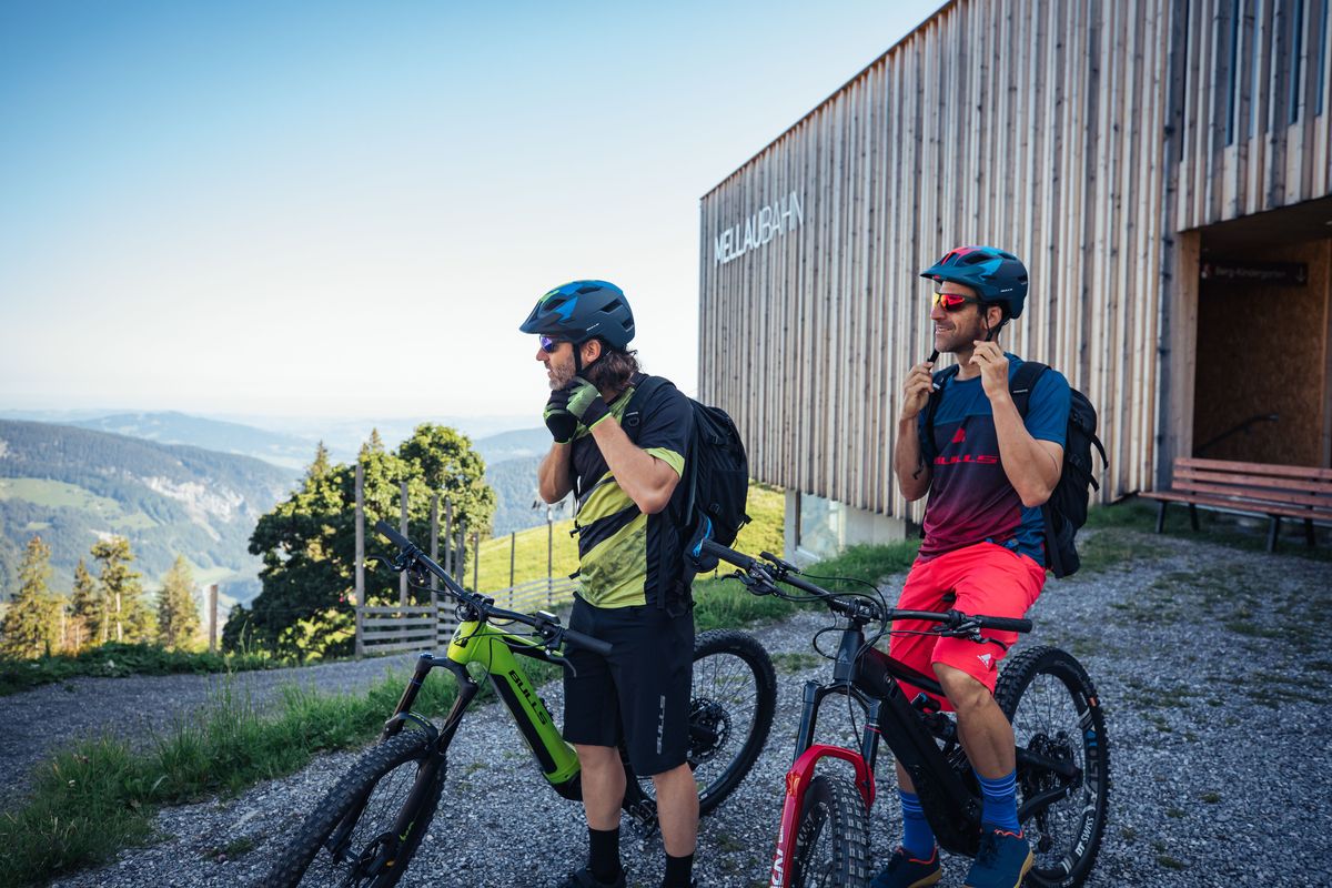 Mountainbiker an der Bergstation der Mellaubahn mit Blick über die Bergketten des Bregenzerwalds