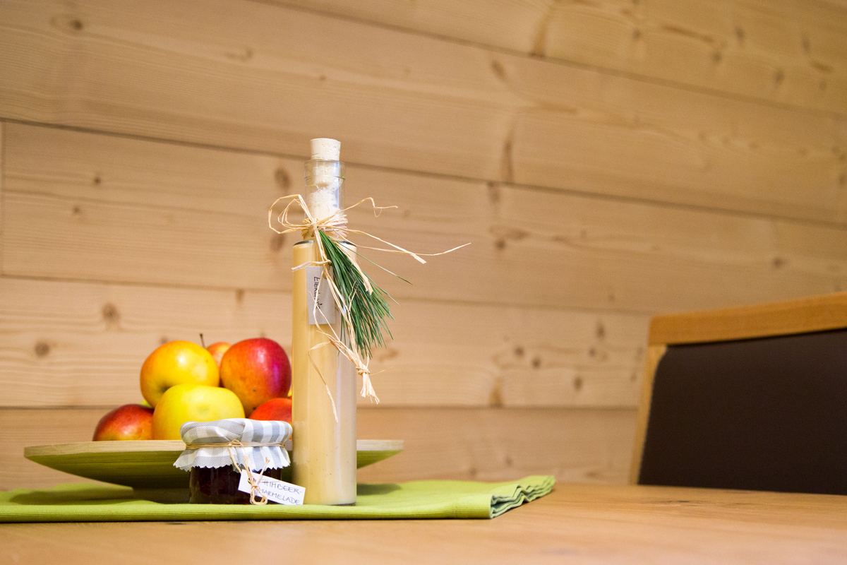 Willkommensgruß auf dem Esstisch: Äpfel, hausgemachte Marmelade und eine Flasche selbst angesetzter Eierlikör